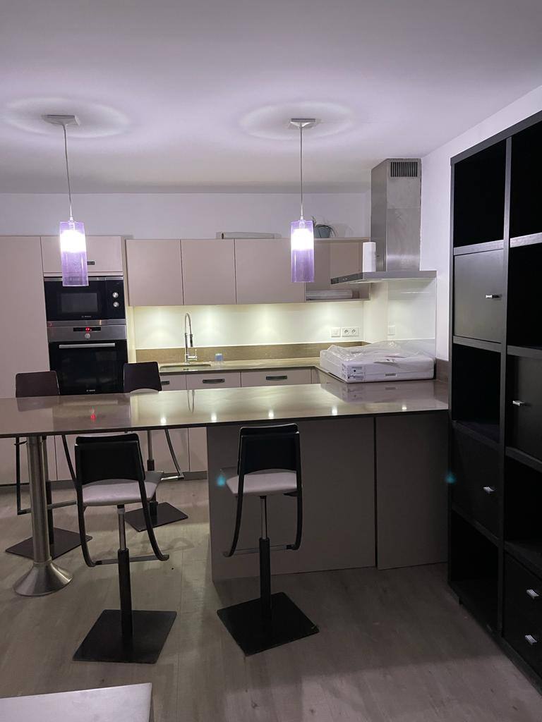Cuisine montée avec îlot central — appartement rénové à Saint-Cloud