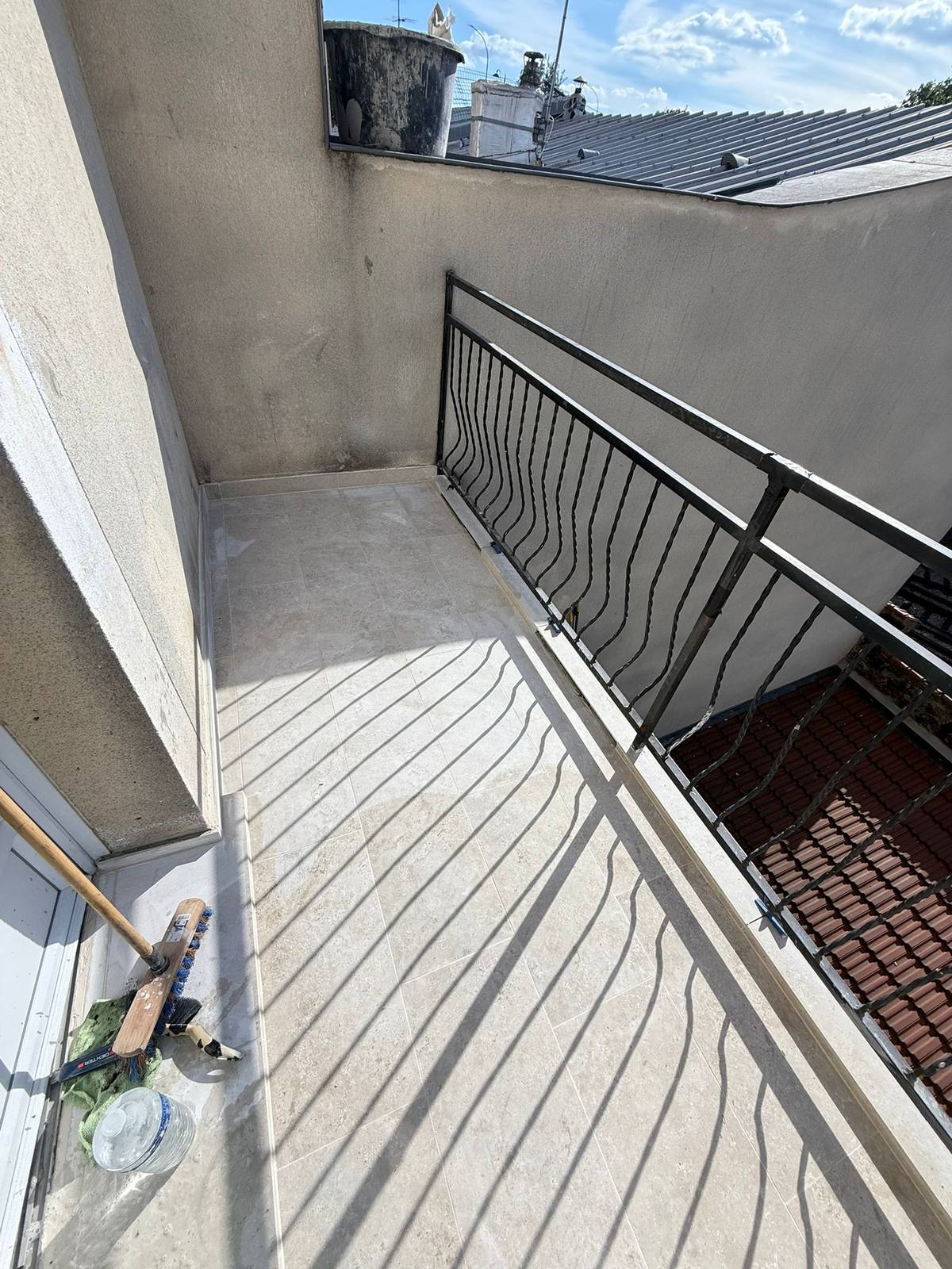 Balcon carrelé neuf — copropriété à Saint-Ouen