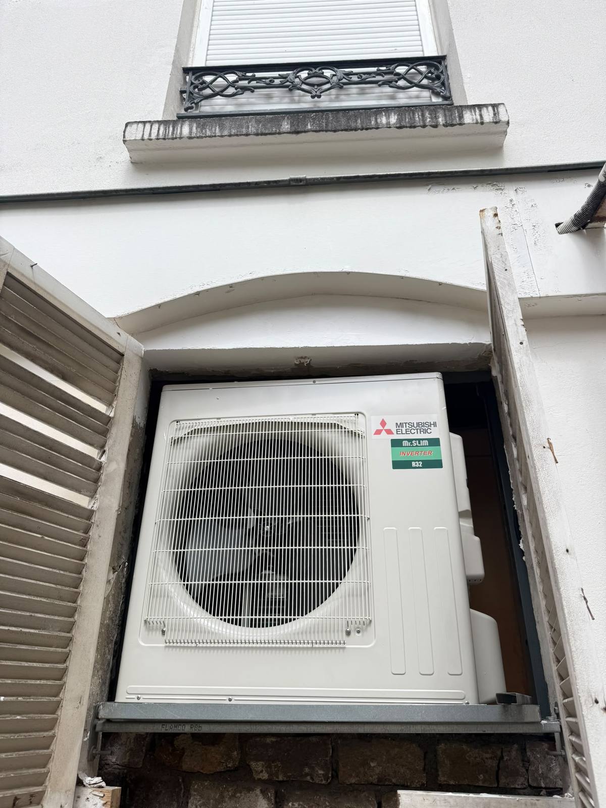Unité de climatisation installée et mur repris — restaurant Subway à Levallois