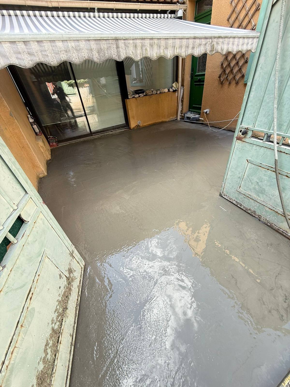 Cour après travaux — chape d'étanchéité neuve