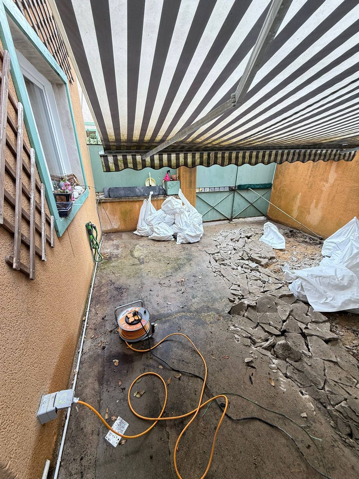 Cour avant travaux — démolition de l'ancienne chape