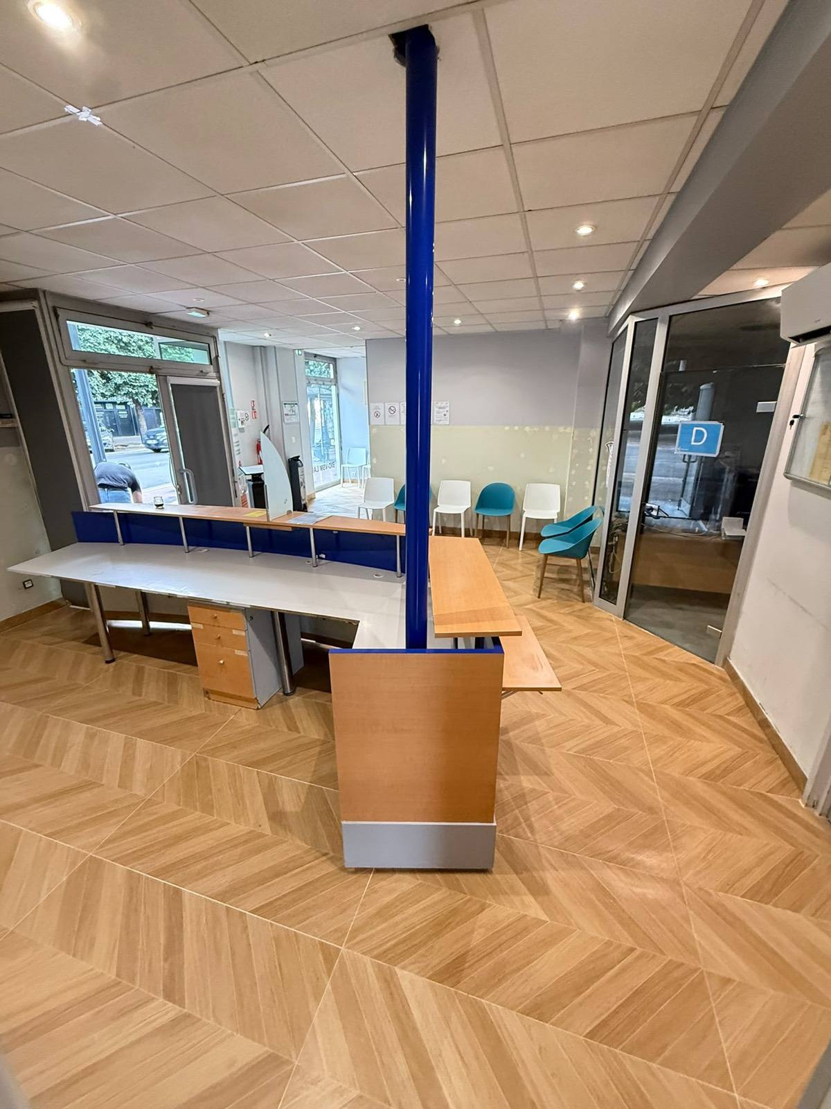 Laboratoire d'analyses après travaux — carrelage chevrons neuf et peinture